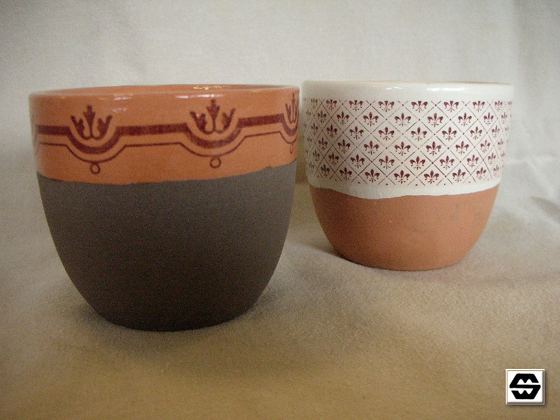 Keramikbecher mit Dekor